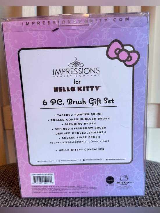 Hello Kitty® 6-PC Brush Gift Set • Impressions Vanity Co Impressions Vanity Co. Sanrio Hello
Kitty 6-Piece Brush & Holder Set